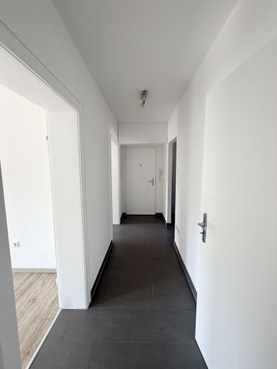 Erstbezug nach Sanierung: Helle 3-Zimmer-Wohnung mit Stellplatz& Keller – sofort bezugsfrei – Flur.1