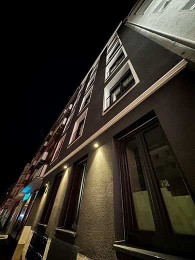 Erstbezug nach Kernsanierung 1-Zimmer Apartment mit EBK – Außen Nacht