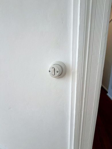 Schillerkiez'de balkonu olan, batı cepheli, hemen taşınılabilir sevimli rüya 2 odalı eski bina dairesi – Keramikschalter un der Wohnung