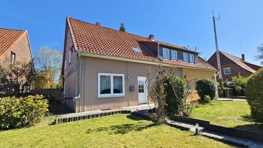 Uetze - Dollbergen - Handwerkertraum - Grosses Wohnhaus zum Sanieren – Aussenansicht Strassenseite