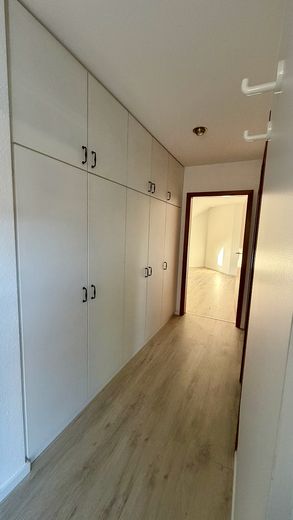 Schöne 3-Zimmer DG Wohnung mit modernisierter Küche und Balkon – Einbauschränke 
