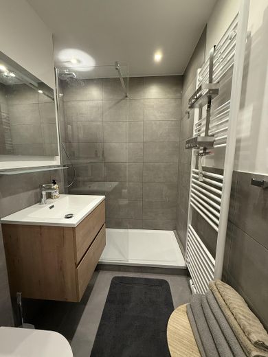 Stilvoll sanierte & modern möblierte 1-Zi Wohnung in Toplage – Bad