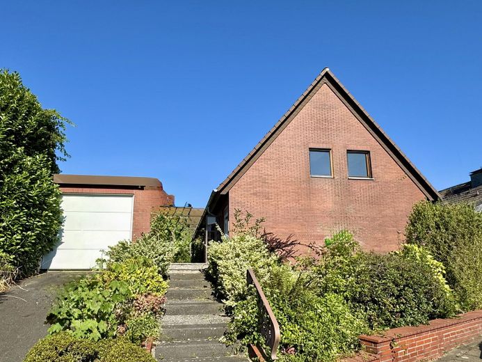 Spacious detached house at Wimmersberg – Frontansicht mit Garage