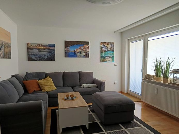 3-Zimmer-Wohnung mit Balkon, Carport & zusätzlichem Hobbyraum (mit eigenem Eingang) – Wohnzimmer