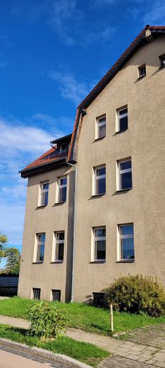 Barrierefrei wohnen in Zweifamilienhaus mit Lift, Garten & Autostellplätze – Hausansicht Westseite