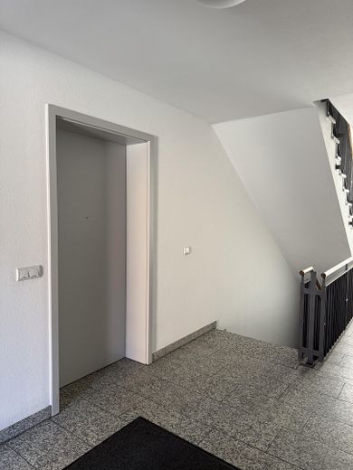Moderne, vollmöblierte 1,5-Zimmer-Wohnung mit Stellplatz zu vermieten – ab sofort verfügbar – Treppenhaus