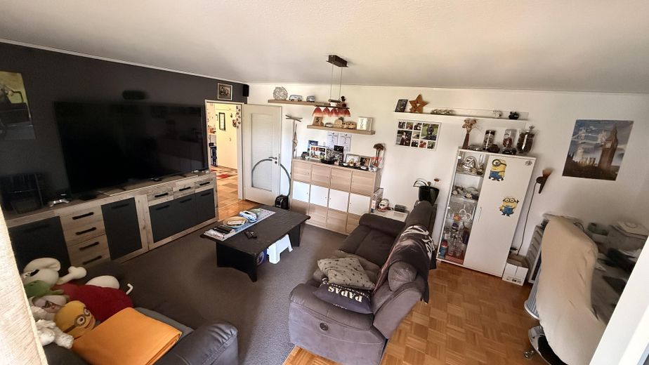 Klimatisiertes Raumwunder: Renovierte 4-Zimmer-Wohnung mit 2 Balkonen & 2 Garagen – Wohnzimmer 2/2