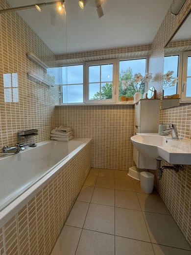 2. Bad mit Badewanne/Dusche