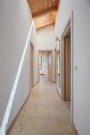 Chiemgau: Casa pareada bien cuidada en una ladera con vistas a la montaña - división real y orientación sur - – Foto 12