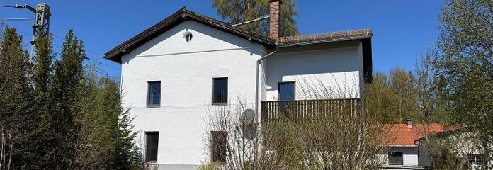 9-Zi. Zweifamilienhaus mit 1080m2 Grund, unmittelbar am Bahngleis, 15 min mit der Bahn nach München – Hausansicht
