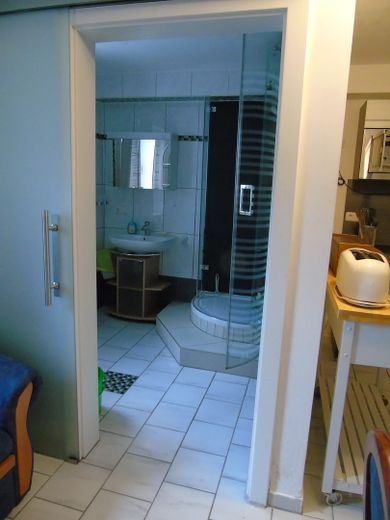 Appartamento seminterrato modernizzato in posizione tranquilla con terrazza, giardino e posto auto – Blick in die Dusche