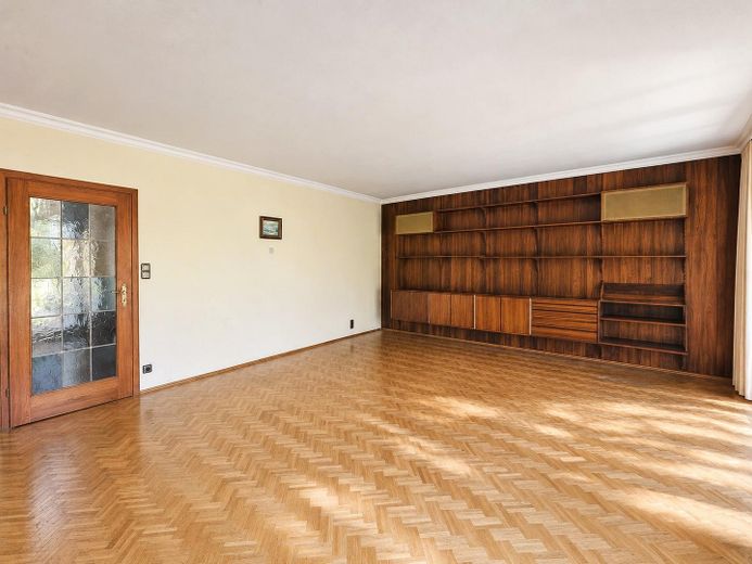 >700 m² “Daha güzeli olamaz!” konumunda, korunabilecek veya yeniden tasarlanabilecek büyük evle – Wohnzimmer