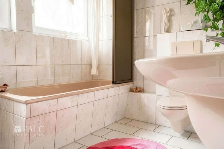 Zweifamilienhaus mit vielseitigen Nutzungsmöglichkeiten in ruhiger Wohnlage – Badezimmer EG