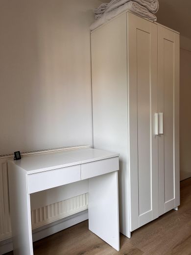 Gemütliche möblierte Wohnung mit Blick ins Grüne – Schlafzimmer mit Sitzplatz