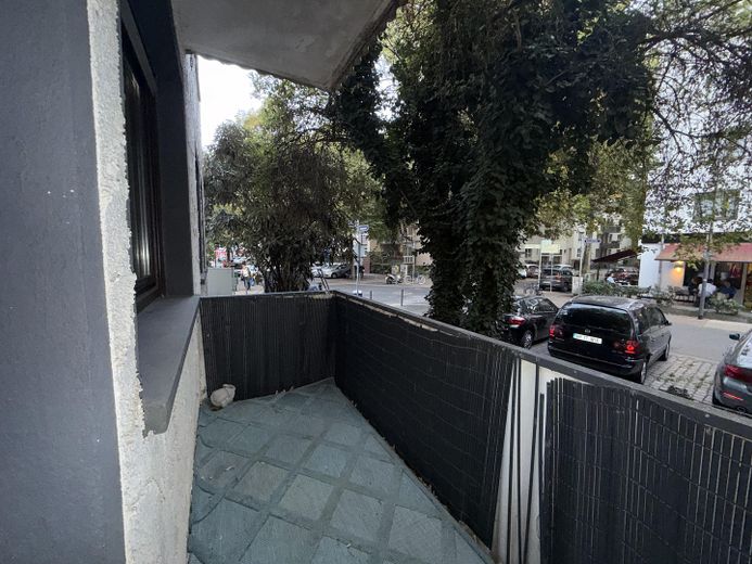 Appartement moderne de 2 pièces dans l’Ostend de Francfort, près de la BCE, avec cuisine équipée et balcon – Balkon