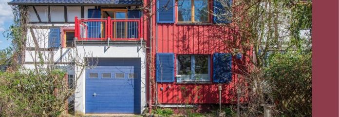 Extravagantes Wohnhaus für Individualisten in zweiter Reihe. PV-Anlage, Wallbox, Garage, u.v.m.