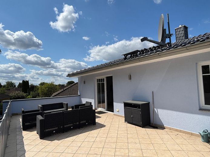 Toskana-Villa freistehend auch als Zweifamilienhaus nutzbar – Dachterrasse OG