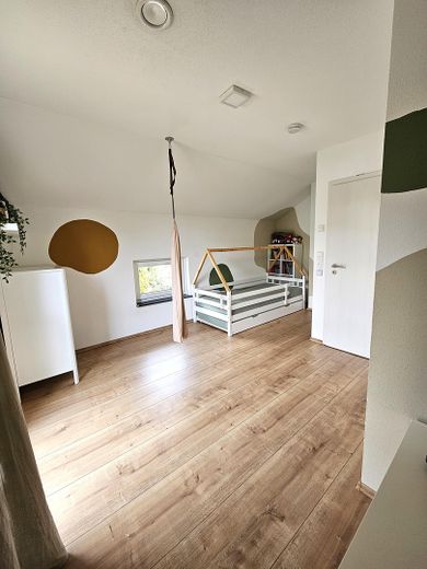 L’architettura incontra la natura – casa in muratura con privacy e un’esperienza abitativa straordinaria – Kinderzimmer (DG)