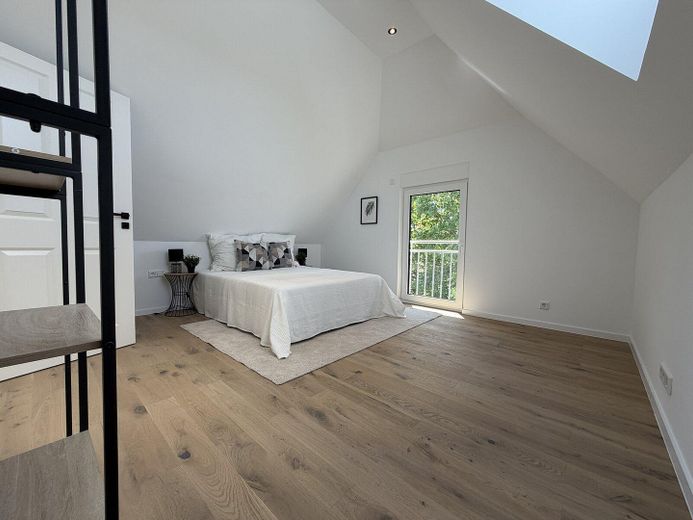 Klimatisierter hochwertiger Neubau mit Balkon und hohen Decken – Erstbezug – 12 Schlafzimmer