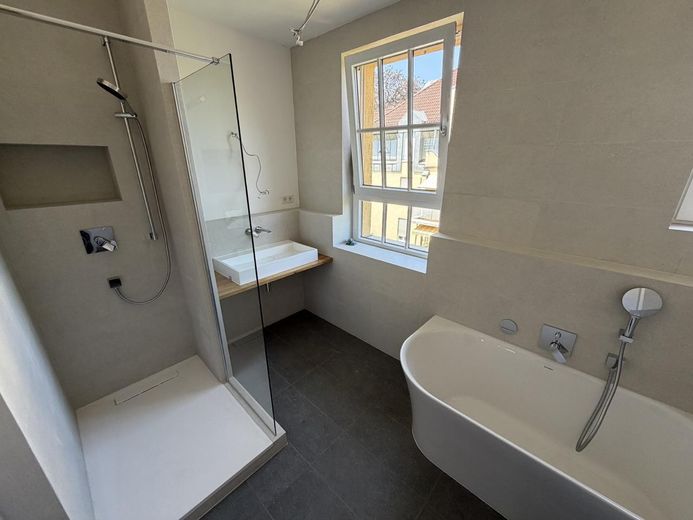 Esclusivo appartamento d’epoca di 146 m² completamente ristrutturato in posizione privilegiata a Göppingen–elegante, moderno, unico – Bad