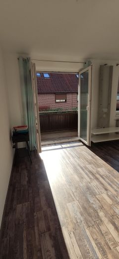 Top modernisierte 2-Zimmer-Wohnung mit Balkon und Tiefgaragen-Stellplatz an der Grenze zu HH – Wohnzimmer