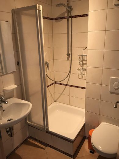 Hell und sehr gut geschnitten! Wohnung mit viel Platz und einem großen überdachten Balkon. – Duschbad