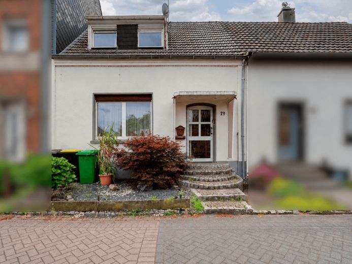 Emmerich-Hüthum: Charmantes Reihenmittelhaus mit großem Garten und viel Gestaltungspotenzial – Foto 1