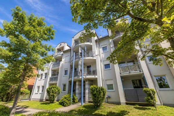 ELEGANTE APPARTAMENTO DI 3 LOCALI CON BALCONE E POSTO AUTO IN ავტORIMESSA