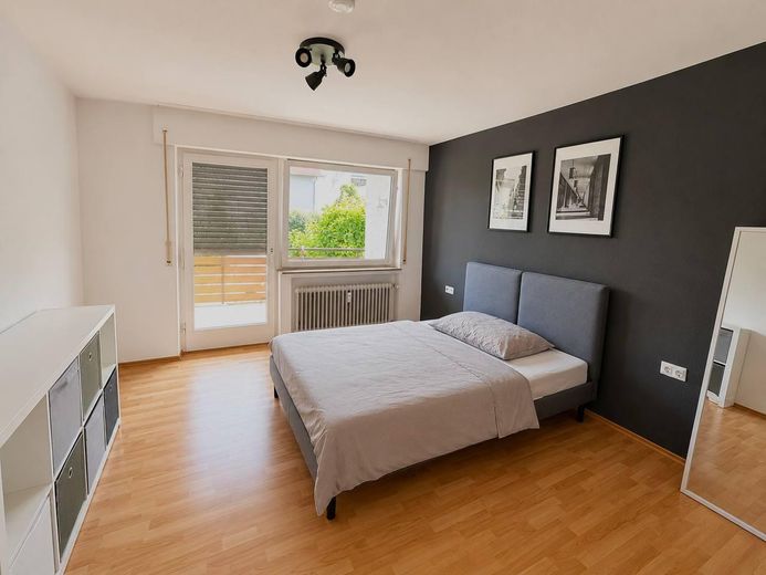 2,5 Zi-Wohnung Hochparterre mit Nord und Süd Balkon in ruhiger Lage, Tiefgarage, geringe Nebenkosten – Schlafzimmer