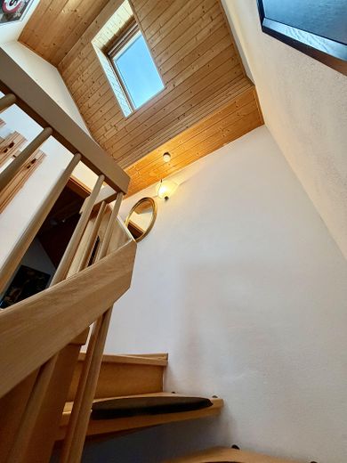 Środkowy segment domu szeregowego w Landshut – Treppe zum Dachgeschoss