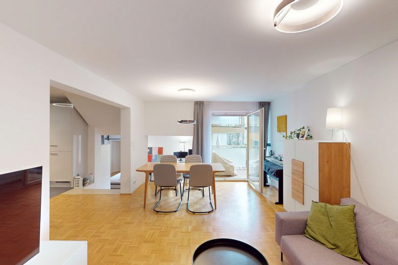 Céntrica y tranquila en Schwabing: Bonito apartamento con 2 balcones, ascensor y cerca del Englischer Garten – Wohn- & Essbereich