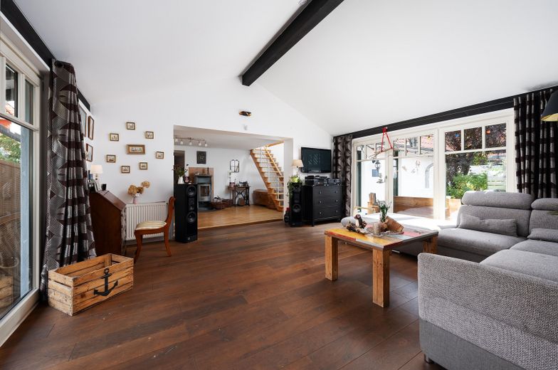 Family home with sauna, practice, cold room, barbecue hut, photovoltaic system and large garden in Horn-Lehe – Wohnzimmer
