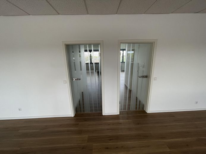 Links Besprechung, rechts Chef