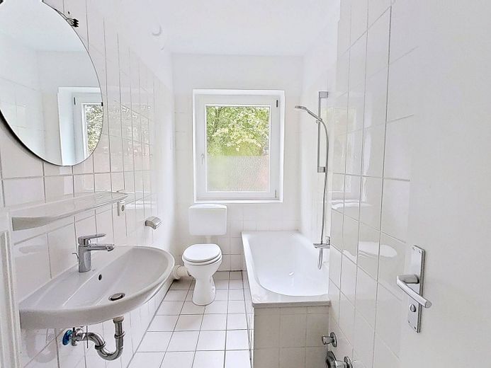 Moderne 2-Zimmer-Wohnung mit EBK in fußläufiger Nähe zum Stadtpark – Bad