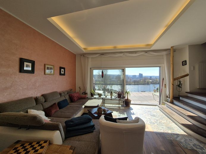 Ruim woonjuweel met onbelemmerd panoramisch uitzicht op de Moezel op een toplocatie – Wohnzimmer
