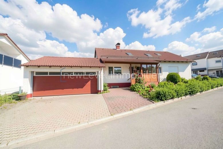Familienparadies in ruhiger Lage mit Wintergarten, Sauna und großem Garten – Außenansicht