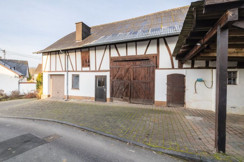 Fachwerkhaus mit Anbau und großer Scheune. Sanierung mit Substanz in Roßbach-Wied! – Straßenseite Scheune