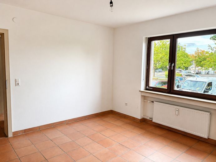 Bezugsfrei & provisionsfrei: Großzügige 2-Zimmer-Wohnung mit Südwest-Loggia und Stellplatz – Schlafzimmer Blick v. Rückwand