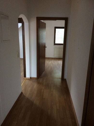 Schöne helle Dachgeschosswhg im Einfamilienhaus in Ehrang 3 ZK, großes Bad, großer Balkon – Flur