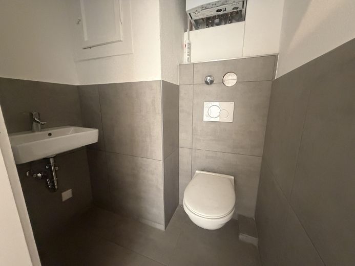 *First occupancy* Completely renovated 3-room period apartment on Bergerstraße with fitted kitchen and balcony – Gäste WC