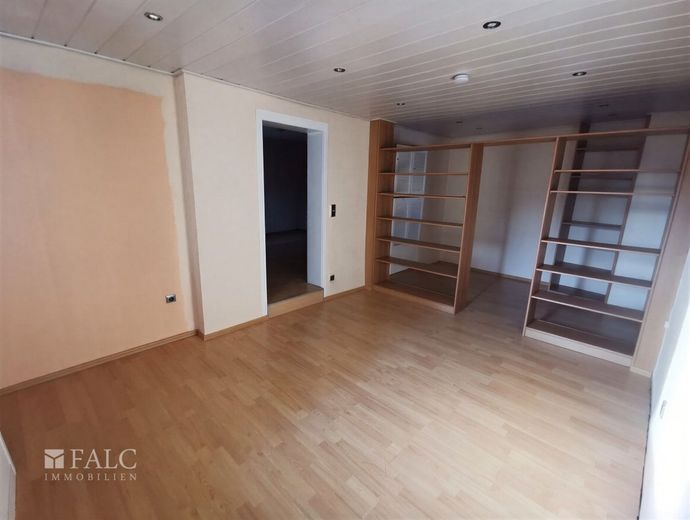 Hausrenovierung: 5x Wohnungen in Vermietung – 1.OG-rechts-Wohnzimmer - (KI generiert)