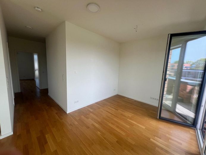 Exklusive neuwertige 3-Zimmer-Wohnung mit schönem Balkon von PRIVAT! – Wohnbereich Bild 2