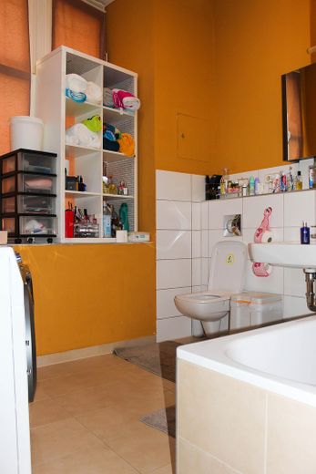 Bezugsfrei nach Vereinbarung: Geräumige Altbauwohnung mit großer Wohnküche – Bad mit Fenster