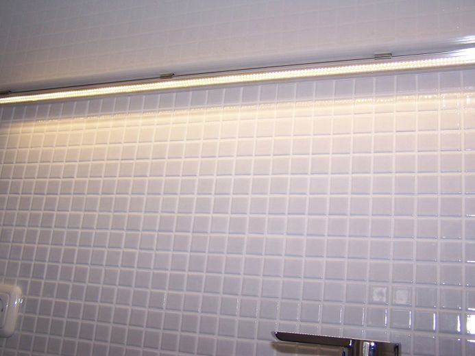 SCHWABING-WEST HELLE, MODERNISIERTE 2-ZIMMER-WOHNUNG MIT LOGGIA, SCHWIMMBAD UND GROSSER DACHTERRASSE – Details. Küchenfliesen