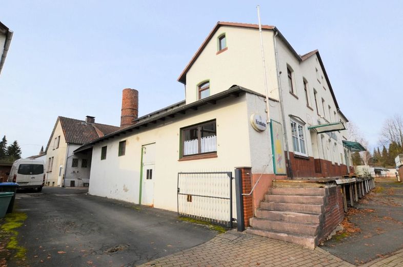 ** PREISREDUZIERUNG ** Wohn- und Geschäftshaus mit Gaststätte, Wohnung und Garagen in zentraler Lage – Wohn- und Geschäftshaus - Dassel - Heise Immobilien