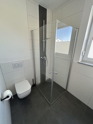 203 m² | Neubau 2021 | Garten | 2 Garagen | Wärmepumpe | Frensdorf – EG Bad 