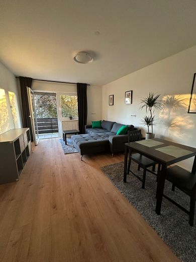 Appartamento ristrutturato con 2 locali, balcone e posto auto, arredamento opzionale – Wohnzimmer