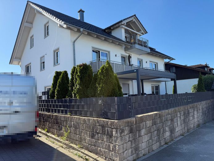 ETW mit gehobener Ausstattung und Fernblick in beliebtem Wohnviertel von Hengersberg – Aussenansicht - West