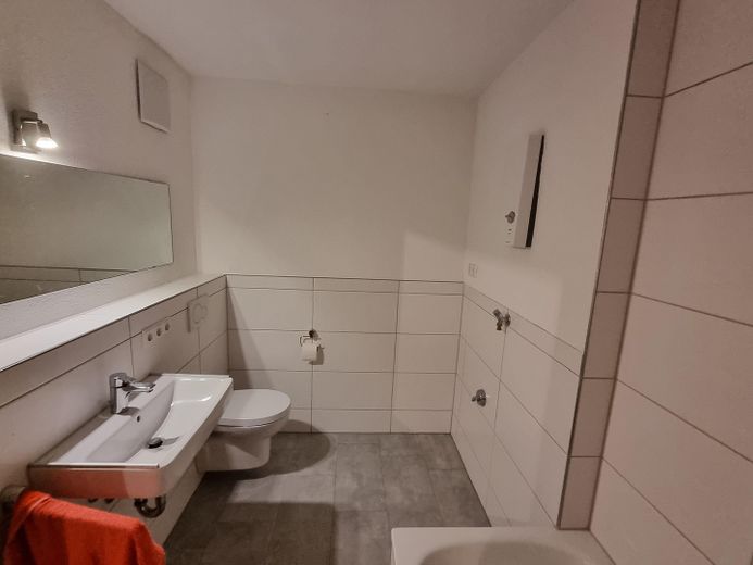 Großes Bad mit Badewanne/WC