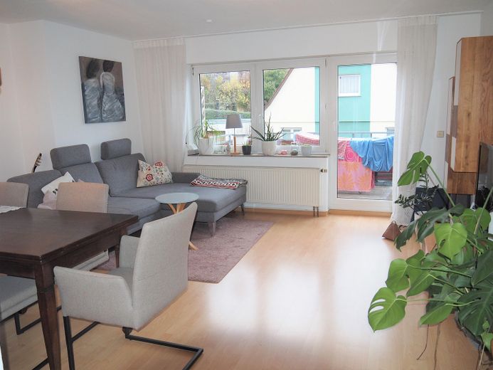 Wohzimmer Blick zum Balkon